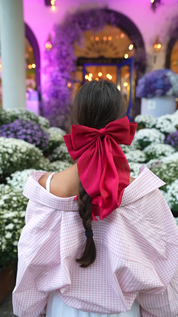 분홍색 셔츠를 입은 빨간 줄을 입은 여자