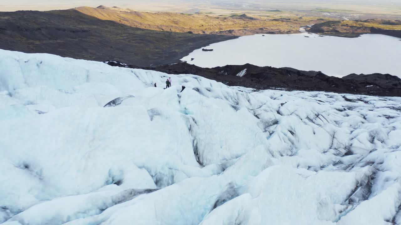 gente de pie en el glaciar de hielo durante la expedición de aventura, antena