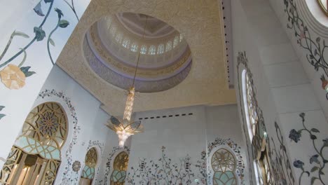 toma cinematográfica de arquitectura interior con candelabro y mosaico floral, gran mezquita sheikh zayed