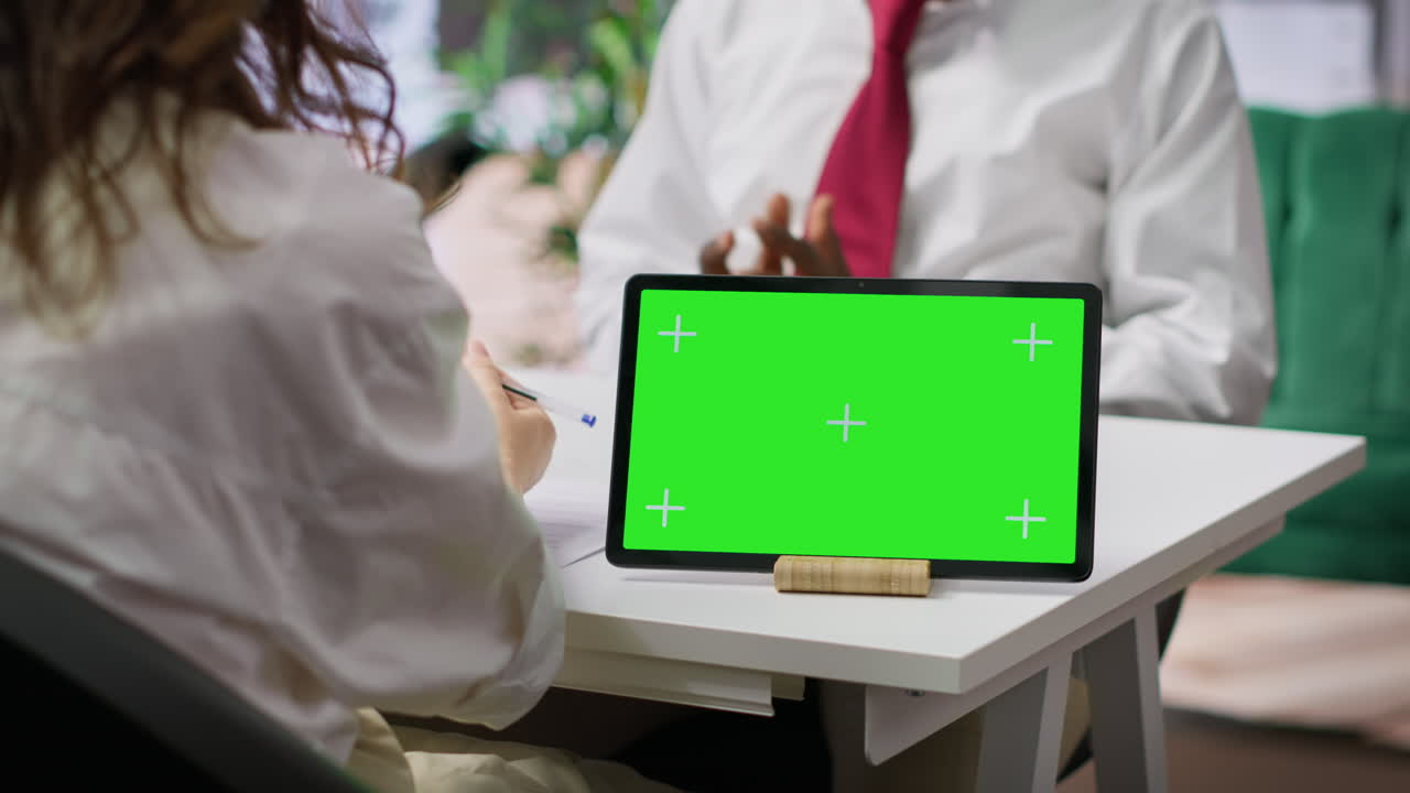 equipo de reclutadores entrevistando a un solicitante de empleo junto a la pantalla clave de chroma