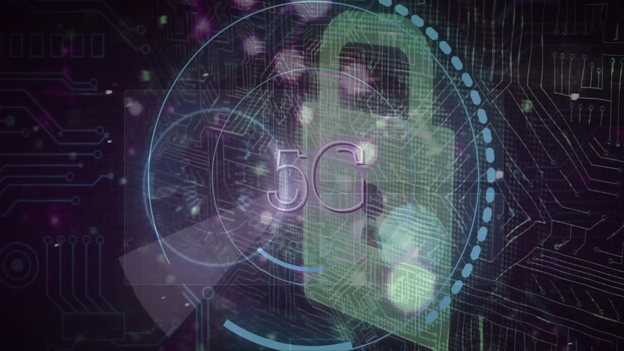 animación del procesamiento de datos de texto 5g, candado de seguridad en línea y placa de circuito