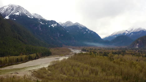 Hermoso-Valle-Del-Río-De-Montaña-Del-Noroeste-Del-Pacífico-En-Columbia-Británica,-Canadá