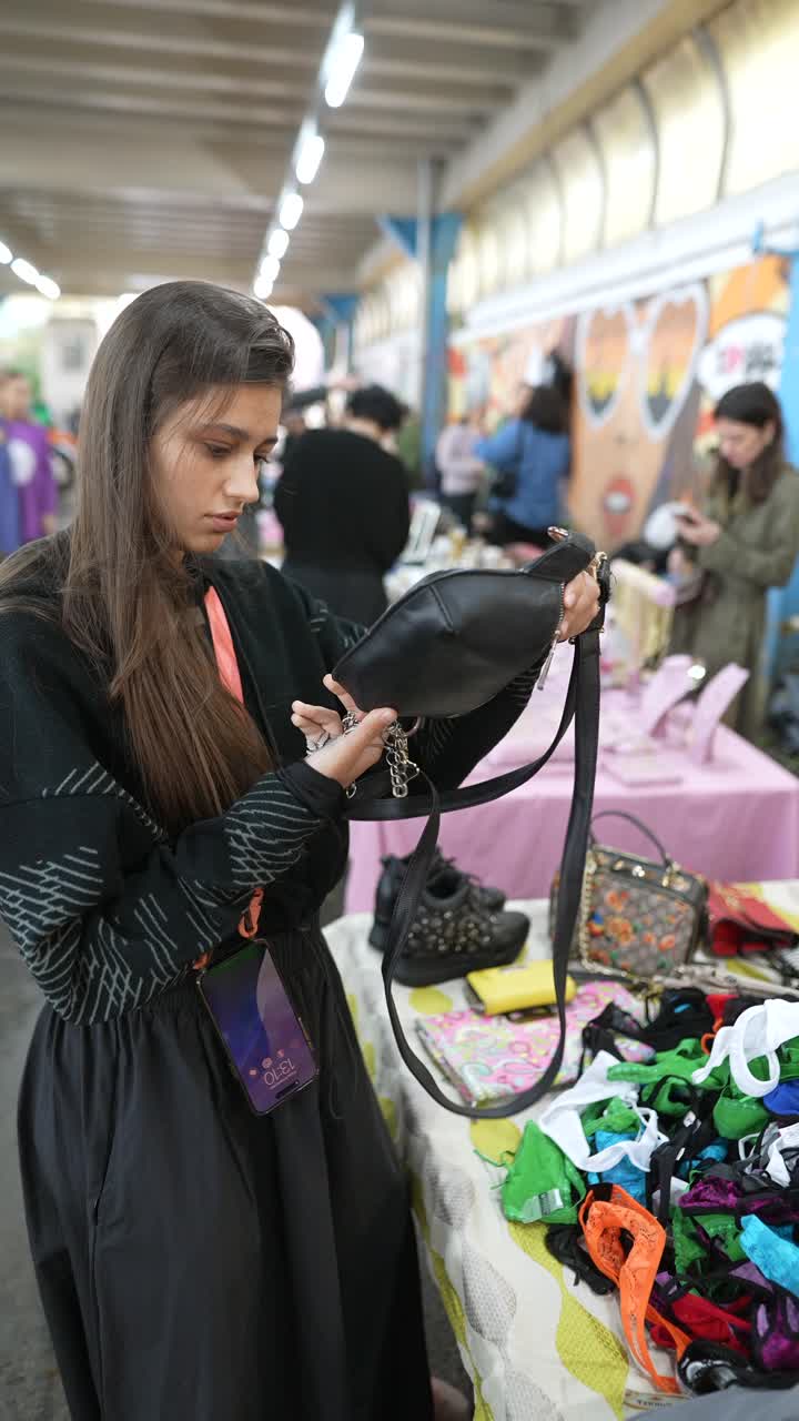 Donna che fa shopping in un mercato di strada