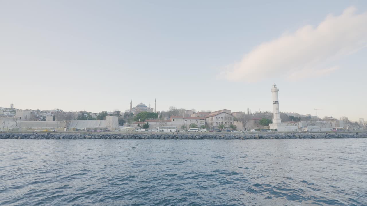el horizonte del bósforo de estambul con mezquitas y faros