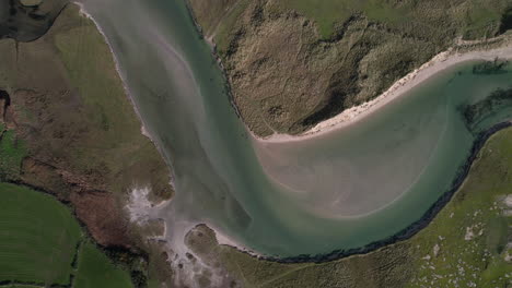 Vista-Aérea-A-Vista-De-Pájaro-De-La-Playa-Y-La-Bahía-De-Barleycove,-Irlanda