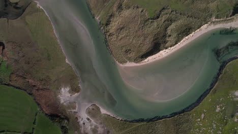 vista aérea a vista de pájaro de la playa y la bahía de barleycove, irlanda