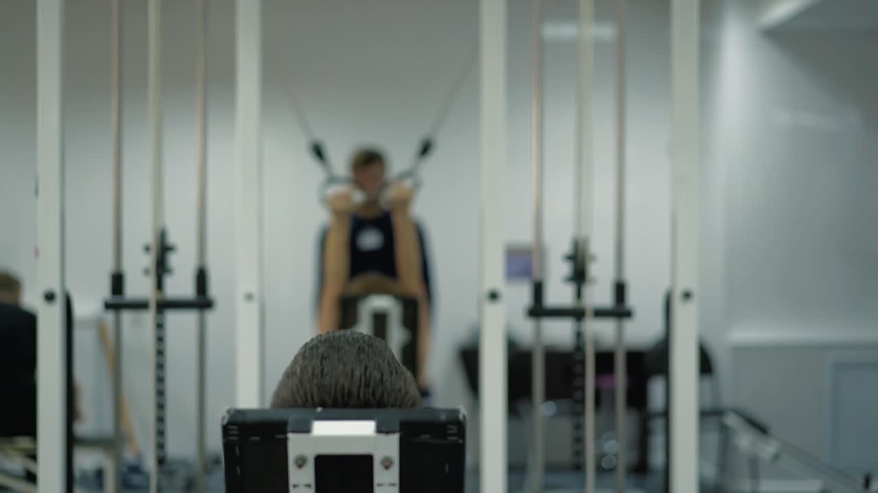 사람들은 팔과 등 근육을 강화하기 위해 운동을 합니다.