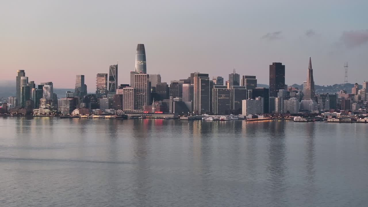 샌프란시스코 다운타운 금융 구역 주변의 공중 트랙은 해가 뜨면