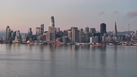 pista aérea a la izquierda alrededor del distrito financiero del centro de san francisco al amanecer