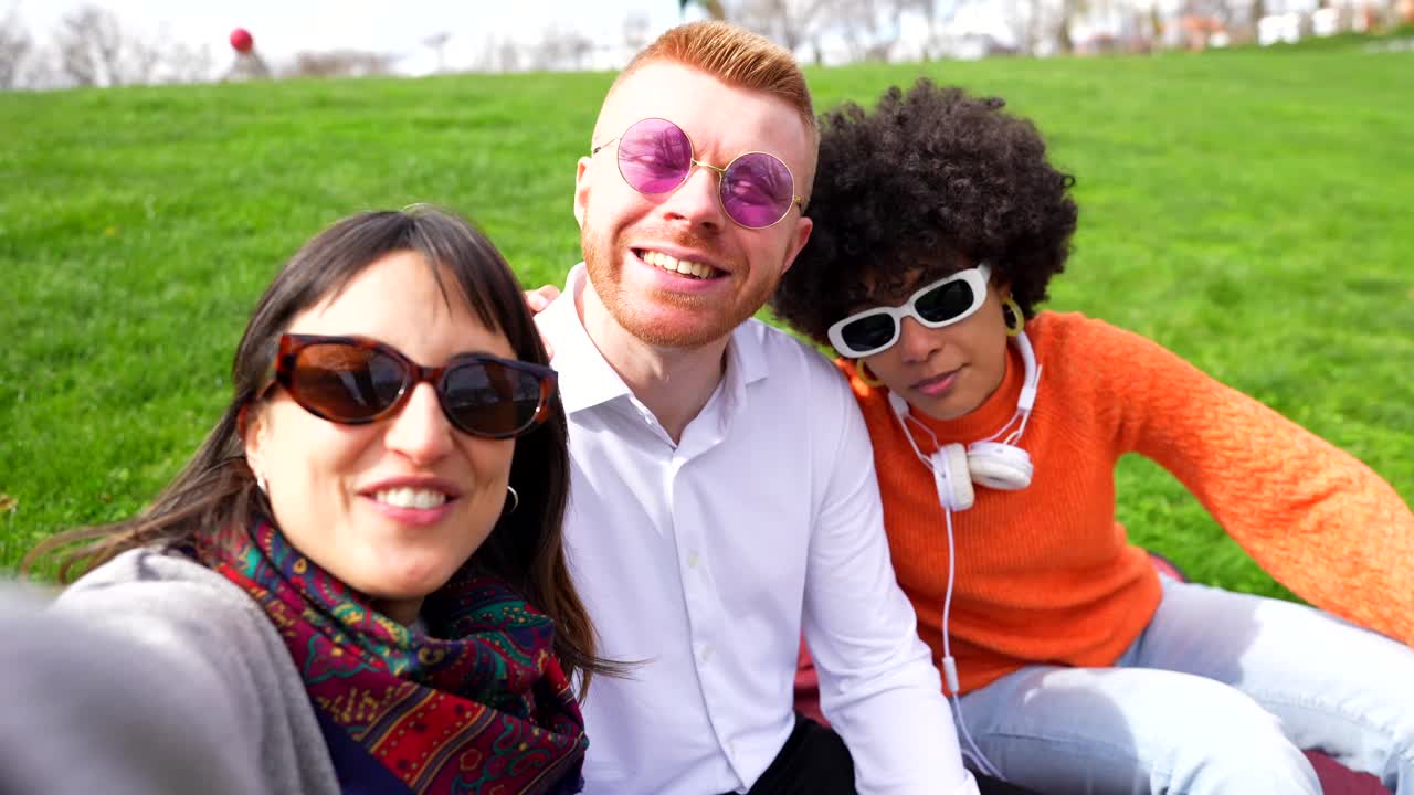 un grupo de amigos divirtiéndose en el parque