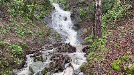 Cascada-Cascada-En-Medio-Oriente-Asia-Crear-Un-Paisaje-Panorámico-De-Turismo-En-Arabia-Saudita-La-Fortaleza-Del-Bosque-Agricultura-Después-De-La-Lluvia-En-La-Naturaleza-Barranquismo-En-El-Valle-Con-Cuerda-Descendiendo