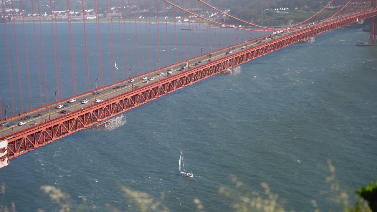 primer plano del puente golden gate y los coches que pasan