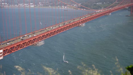 Primer-Plano-Del-Puente-Golden-Gate-Y-Los-Coches-Que-Pasan