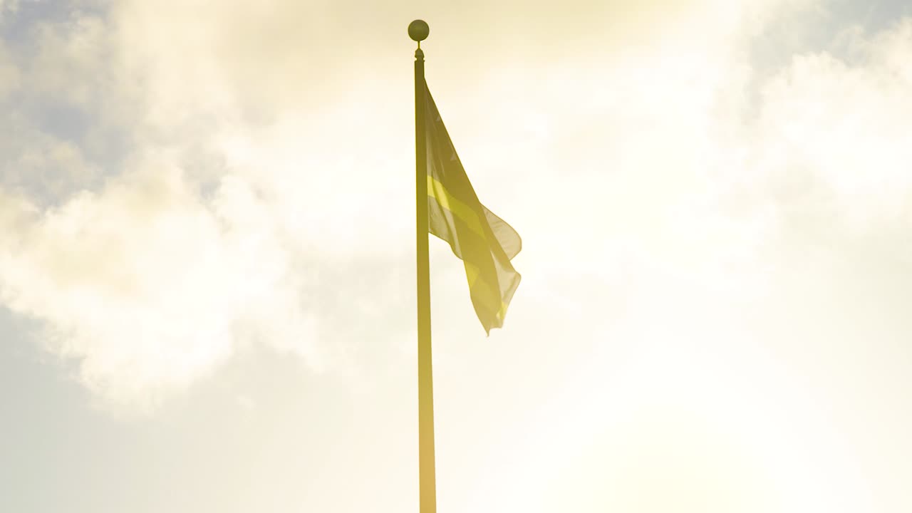 bandera nacional de curacao, caribe, levantada sobre un asta de bandera al atardecer