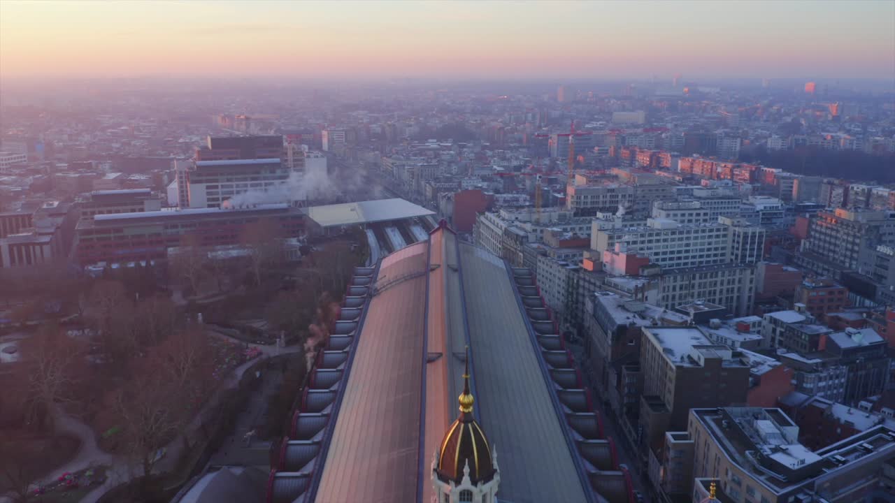 Vue aérienne de la Gare Centrale de Bruxelles au coucher du soleil