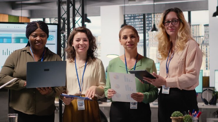 Donne multietniche formano una squadra potente e discutono la strategia aziendale.