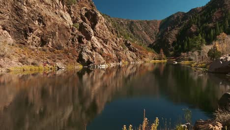 Aguas-Tranquilas-Con-Reflexión-Sobre-La-Naturaleza-Protegida-Del-Cañón-Negro-Del-Parque-Nacional-Gunnison-En-Colorado,-Estados-Unidos