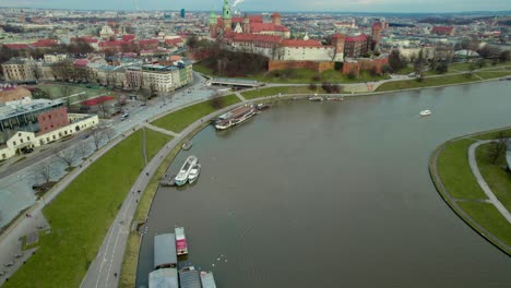 克拉科夫 (cracow) - 波蘭的威斯圖拉河 (vistula river) 瓦威爾 (wavel) 皇家城堡 (royal castle) 克拉科夫市中心的城堡和古城 (old town)