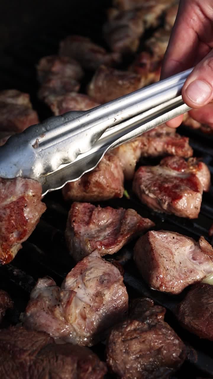 그릴에 긴 돼지고기