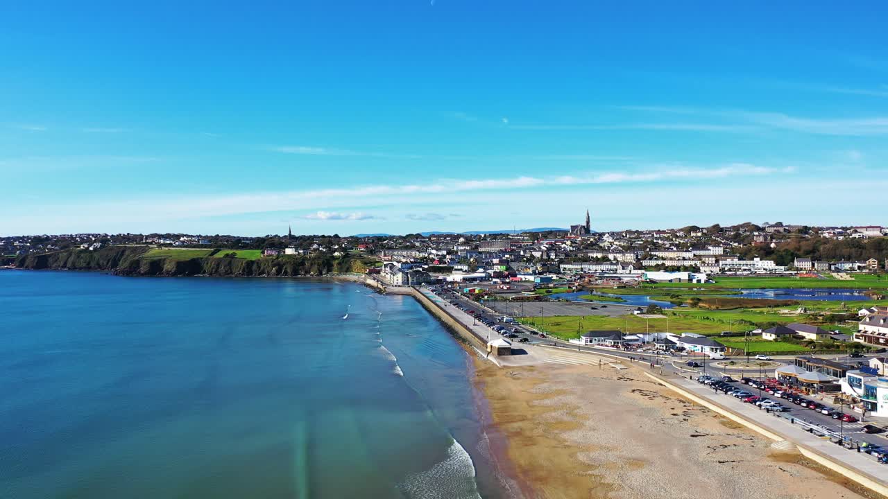vista aérea de pájaro de la playa de tramore, waterford durante el hermoso día