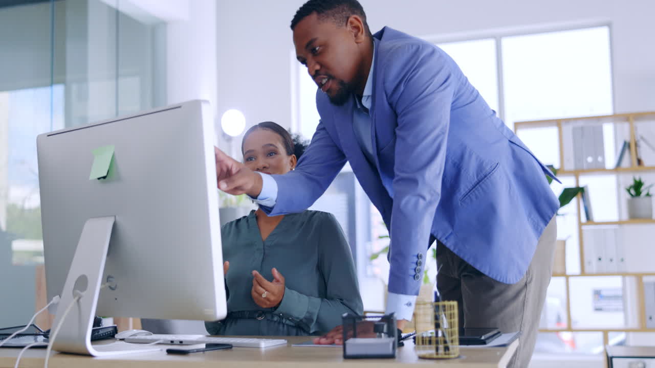 Entreprise, ordinateur et un responsable aidant un employé