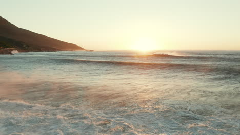 Olas-Del-Océano-En-La-Playa-De-Marea-Al-Atardecer-En-Ciudad-Del-Cabo,-Sudáfrica