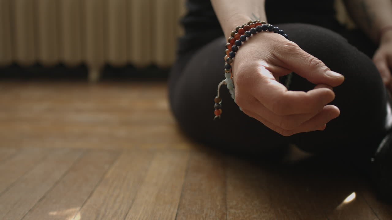 toma deslizante de la mano de una mujer en un gesto de oración meditativo para yoga en 4k uhd