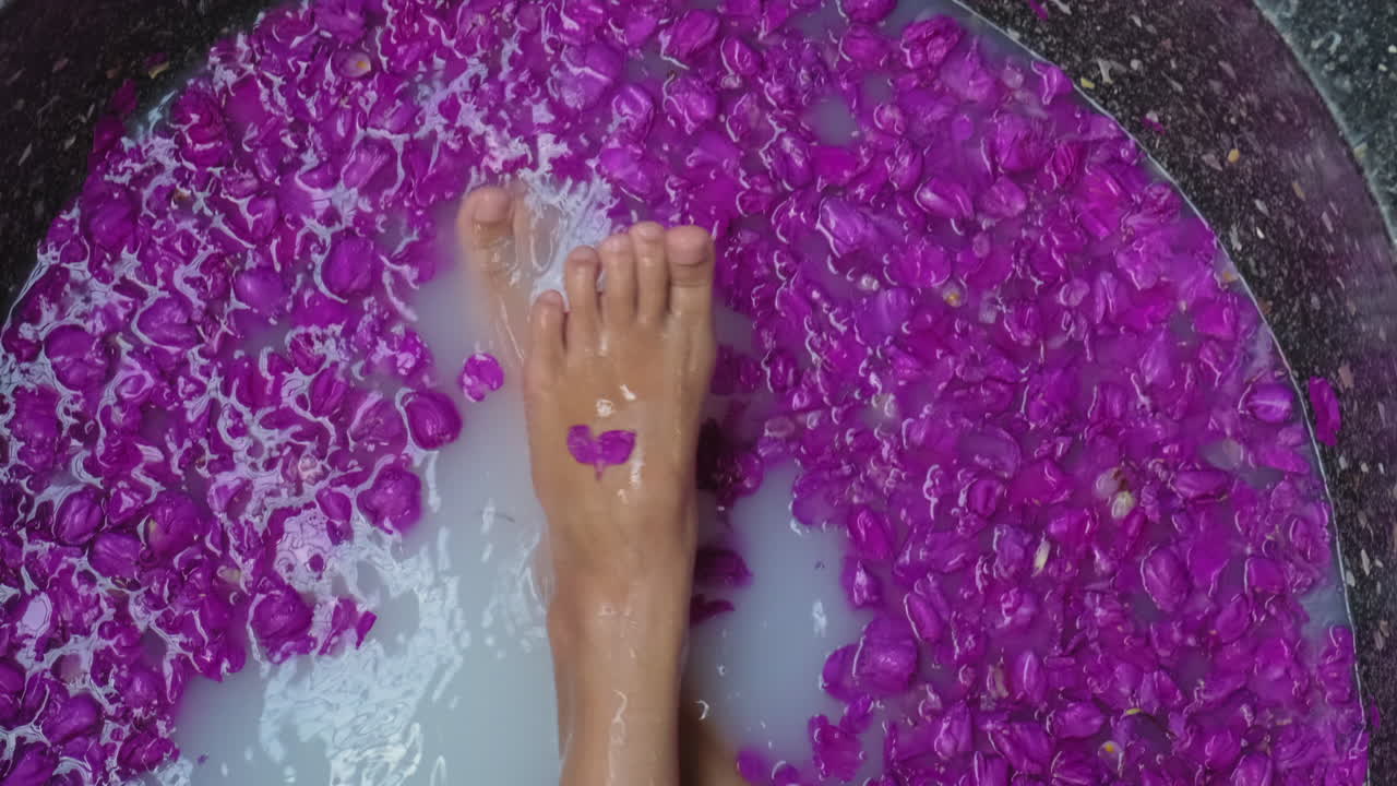 Bagno di latte rilassante con petali viola