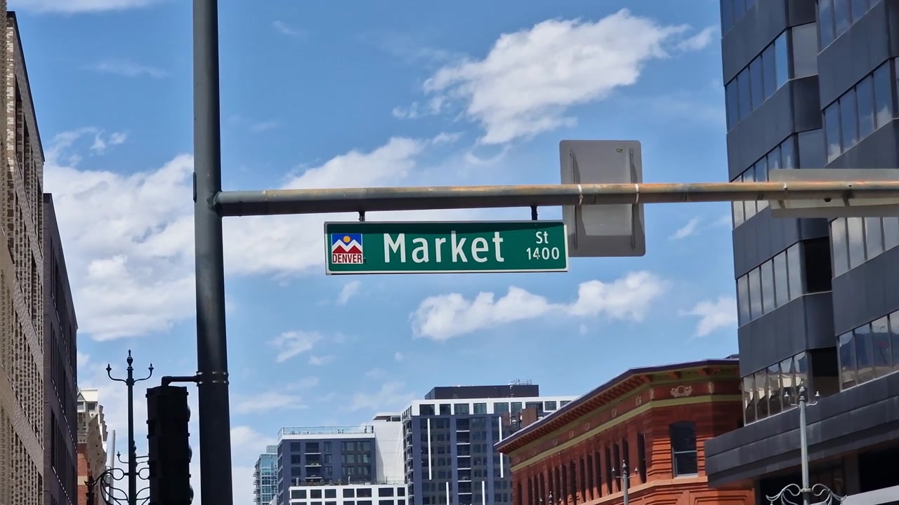 Güneşli bir günde ABD, Colorado, Denver şehir merkezinde Market Caddesi Tabelası