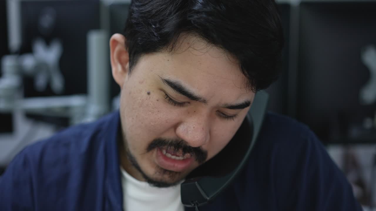 느린 동작 장면 성인 중동 사업가 스트레스를 느끼는 동안 전화를 통화하고 파트너와 이야기하거나 일에 대한 조언과 상담을 위해 라이프 스타일 비즈니스 개념