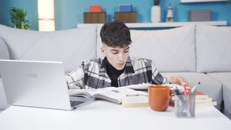 Junger-Student-Streitet-Mit-Freund,-Während-Er-Facetime-Studiert.