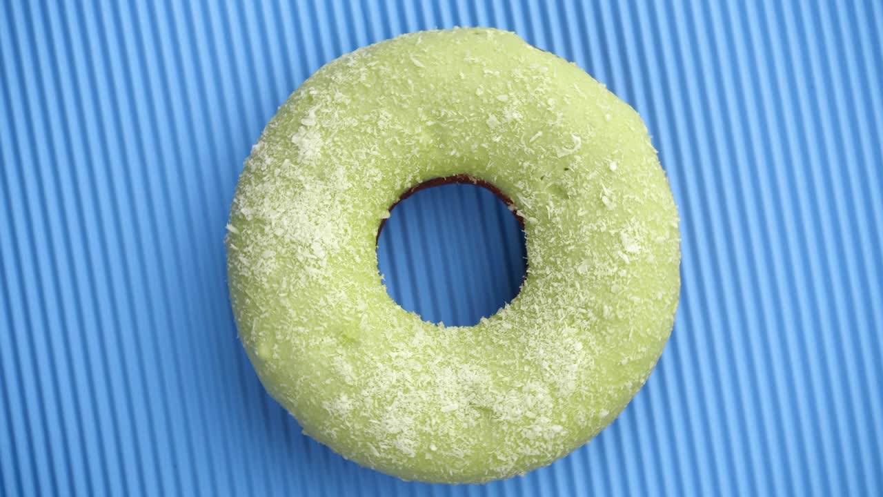 el donut glazado de primer plano.