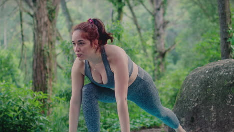 una chica practica yoga en un entorno de movimientos de baja intensidad