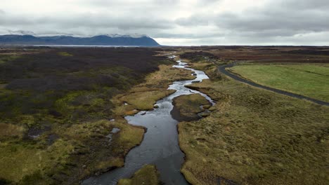 Río-Que-Fluye-En-El-Hermoso-Y-Tranquilo-Paisaje-De-Islandia---Amplia-Vista-Aérea-De-Drones-Con-Espacio-Para-Copiar