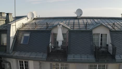 Brautkleid-Hängt-An-Der-Tür-Zur-Balkonterrasse-Und-Wartet-Am-Sonnigen-Morgen-Auf-Die-Braut,-Luftaufnahme