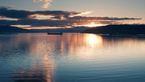 schöner sonnenuntergang über dem fjord