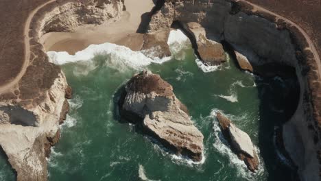 Vista-Aérea-Del-Océano-En-Shark-Fin-Cove-En-High-Way-1-En-El-Norte-De-California