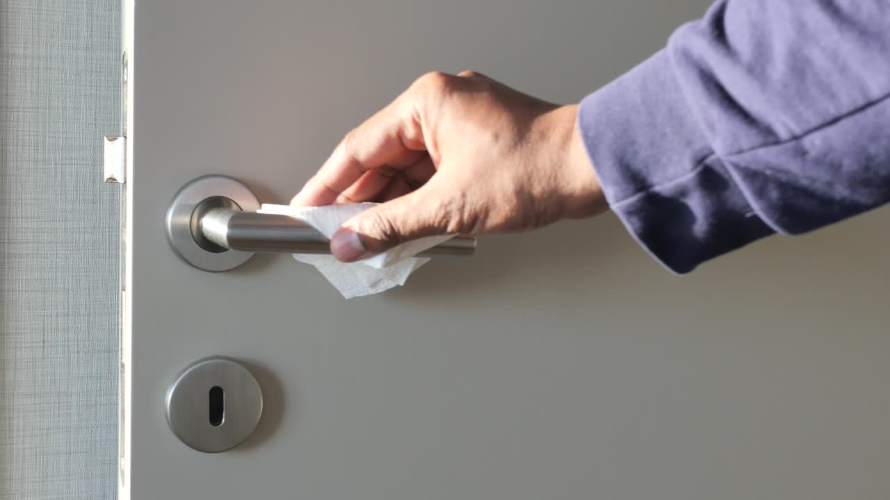 문 손잡이를 티슈로 청소하는 것