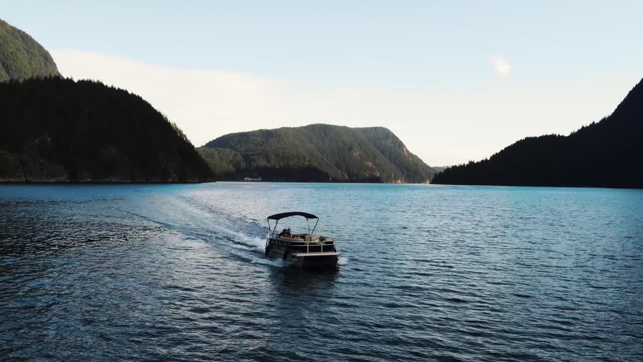 Ripresa aerea con drone di una barca a Indian Arm, un fiordo a Vancouver, Canada.