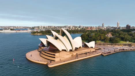 Vista-Aérea-De-La-Ópera-De-Sydney,-Famoso-Monumento-En-Australia