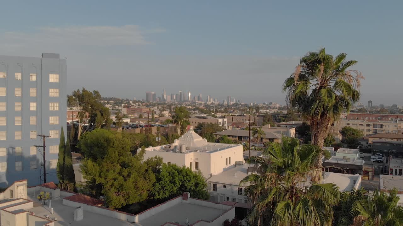 Vista aerea con drone del centro di Los Angeles dalla zona di Los Feliz, Hollywood, Osservatorio Griffith Park nel tardo pomeriggio