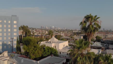 vista de drones del centro de los ángeles desde el área del observatorio de los felices, hollywood, griffith park al final de la tarde
