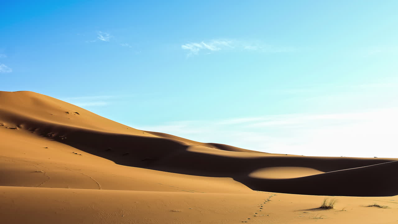 lapso de tiempo del desierto de marruecos en el día del cielo azul