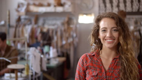 una joven que trabaja en un estudio de diseño entra en el plano focal