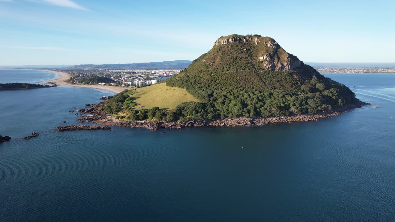 마운가누이 화산 (mount maunganui volcano) 은 뉴질랜드 북섬의 타우랑가 (tauranga) 근처에 있는 마오리족의 신성한 장소이다.