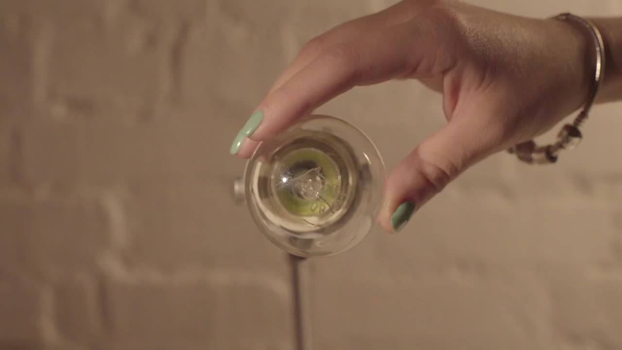 mujer con una bombilla