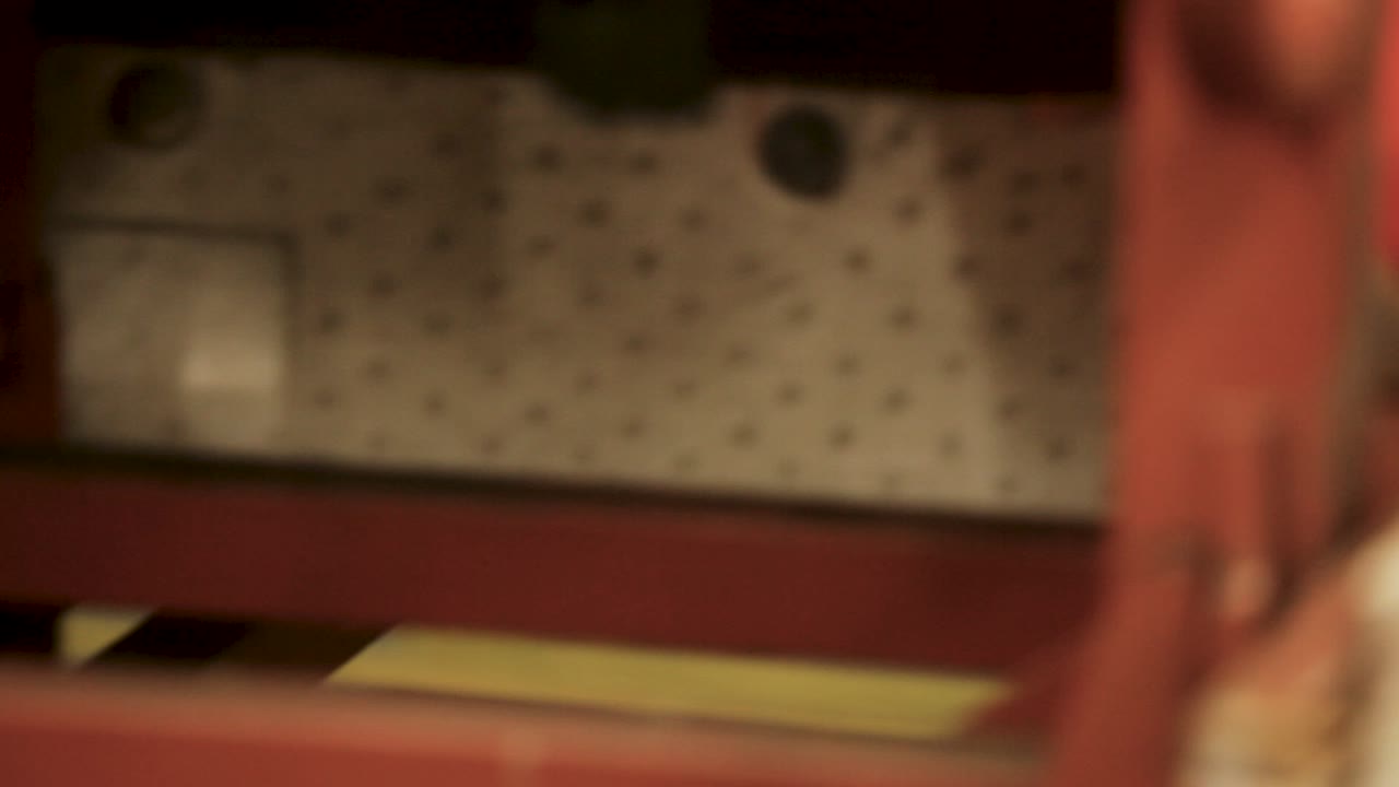 빨간색 열차 결합 메커니즘의 클로즈업과 희미한 색 텍스트