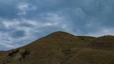 Der-Atemberaubende-Zeitraffer-Fängt-Die-Sich-Ständig-Verändernde-Wolkendecke-Ein,-Die-über-Einen-Ruhigen-Hügel-Zieht,-Und-Bietet-Eine-Faszinierende-Reise-Durch-Die-Dynamische-Schönheit-Des-Himmels-Und-Die-Umarmung-Der-Natur