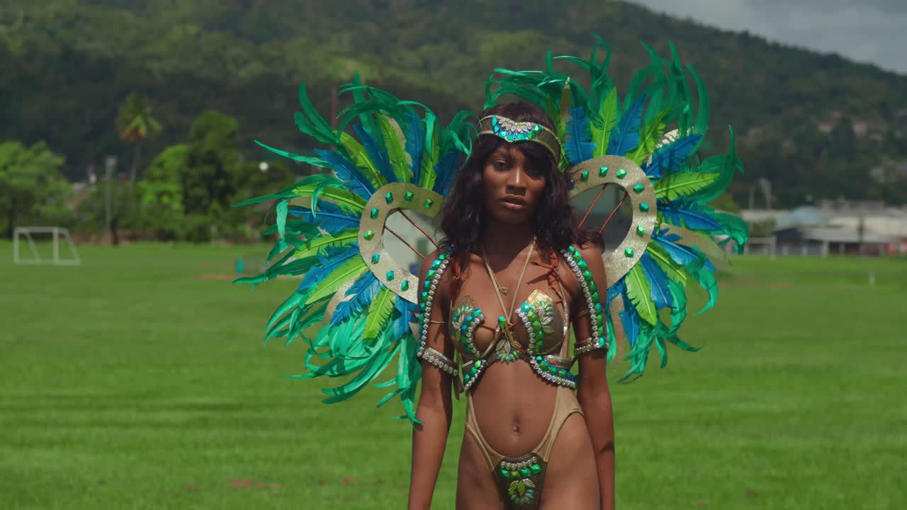 con cada paso gracioso, una joven con su disfraz de carnaval se convierte en un vibrante símbolo de la exuberancia tropical de trinidad.