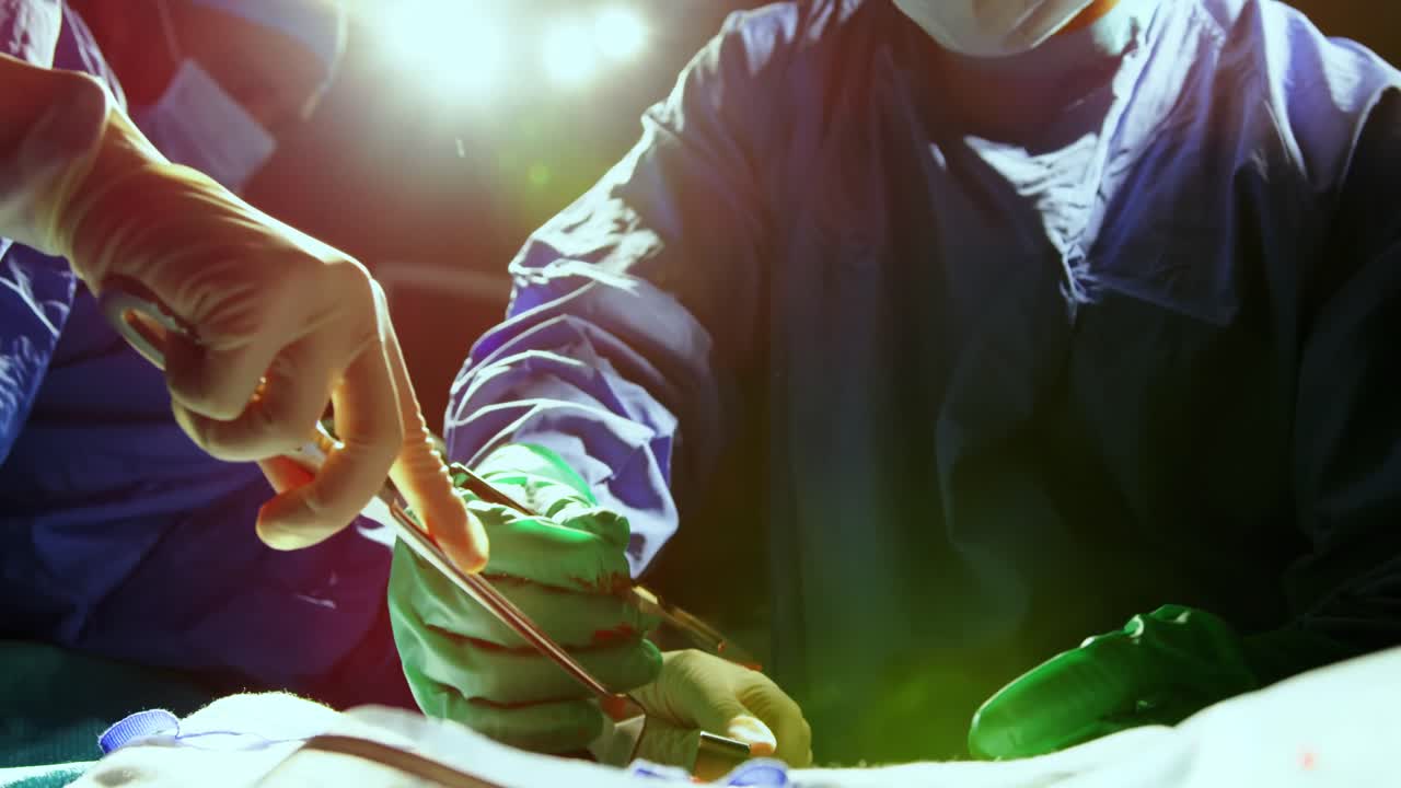 수술 4k를 수행하는 외과 의사